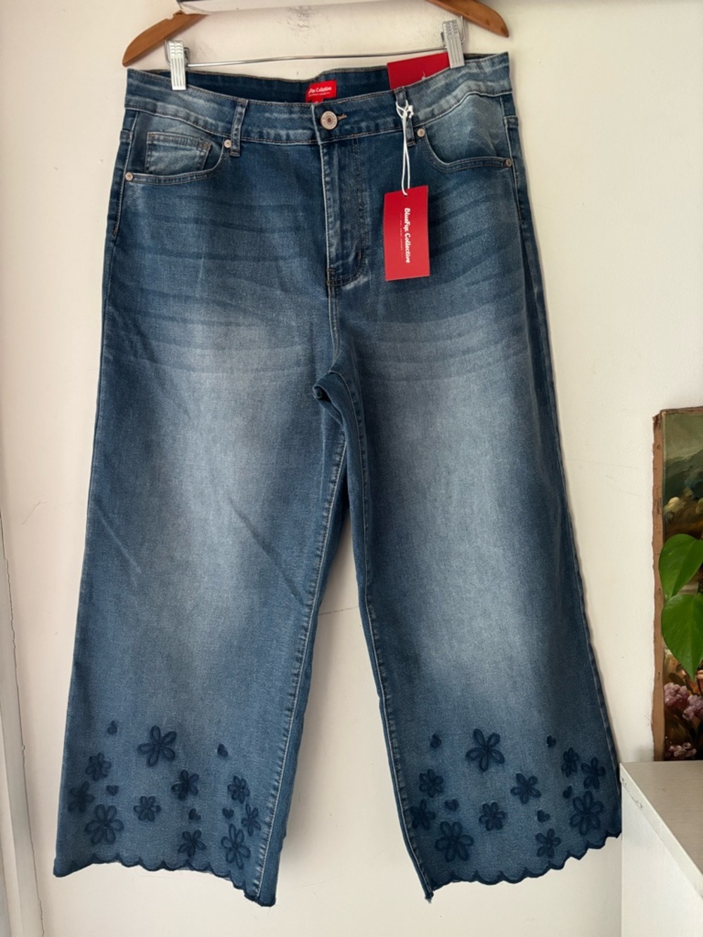 Blue Fox Women’s Wide Leg Embroidered Hem Jeans Size 18